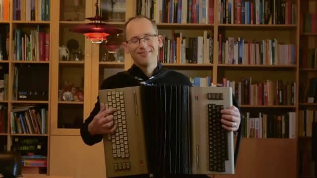 Buff do nerdowości aktywowany. Nowoczesny bard odmienił granie na Commodore64