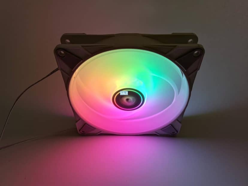 Test wentylatora Arctic P14 PWM PST A-RGB w wersji białej