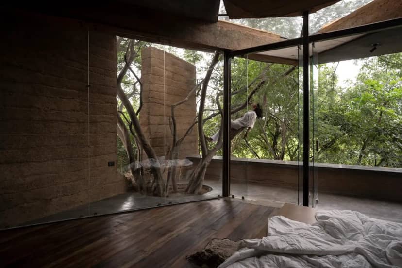 Chuzhi to wyjątkowy dom o wyjątkowym tle. Plastikowe butelki i błoto stanowią dla niego podstawę