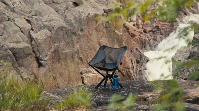 Mobilne krzesło, o którym marzysz. Jest lekkie, niewielkie, a swoją funkcję spełnia wzorowo