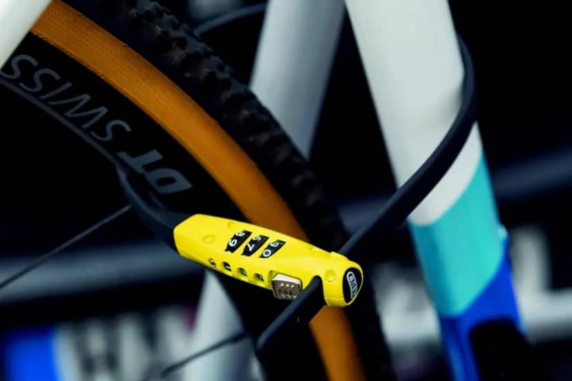 Chroń swój rower przed kradzieżą. Nawet tak skromna opaska może uratować cię od problemu