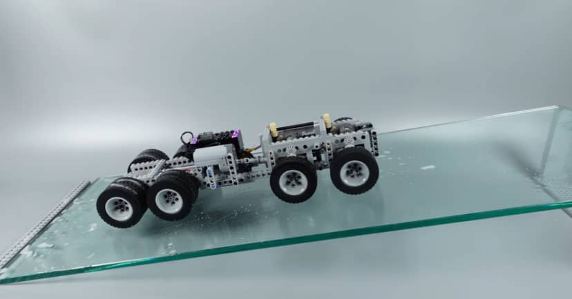 Jazda samochodem w zimie to nie przelewki. Świetny pokaz LEGO to udowadnia