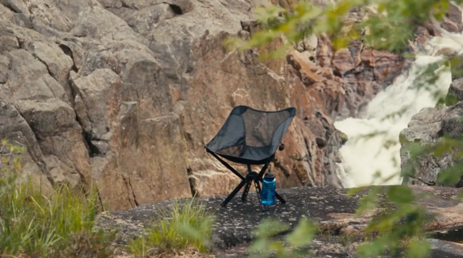 Mobilne krzesło, o którym marzysz. Jest lekkie, niewielkie, a swoją funkcję spełnia wzorowo
