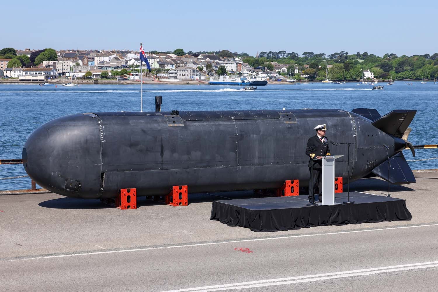 XV-Excalibur podczas nadania nazwy w bazie w Davenport.