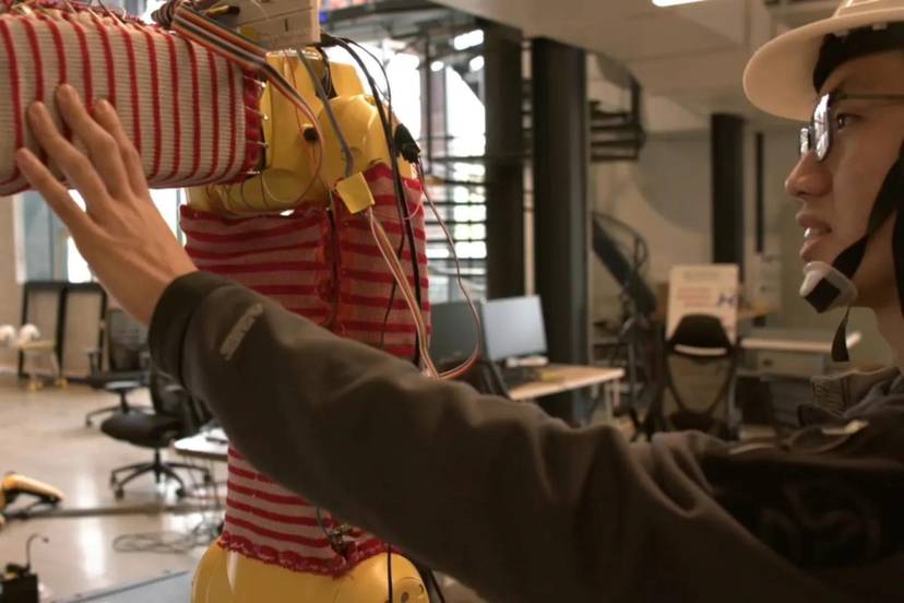 Naukowcy uszyli sweter robotowi i voila – zyskał zmysł dotyku
