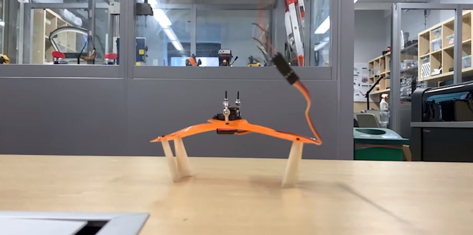 Miękki robot inspirowany spinką do włosów