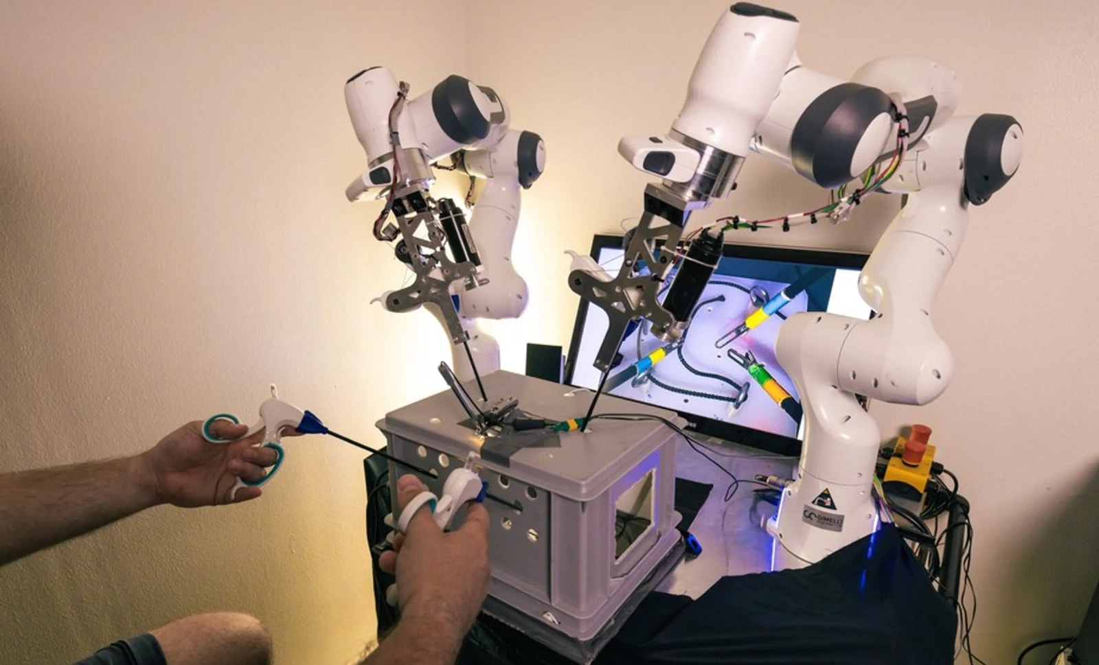 Ma cztery ramiona i nie zawaha się ich użyć podczas twojej operacji. Ten robot jest wyjątkowy