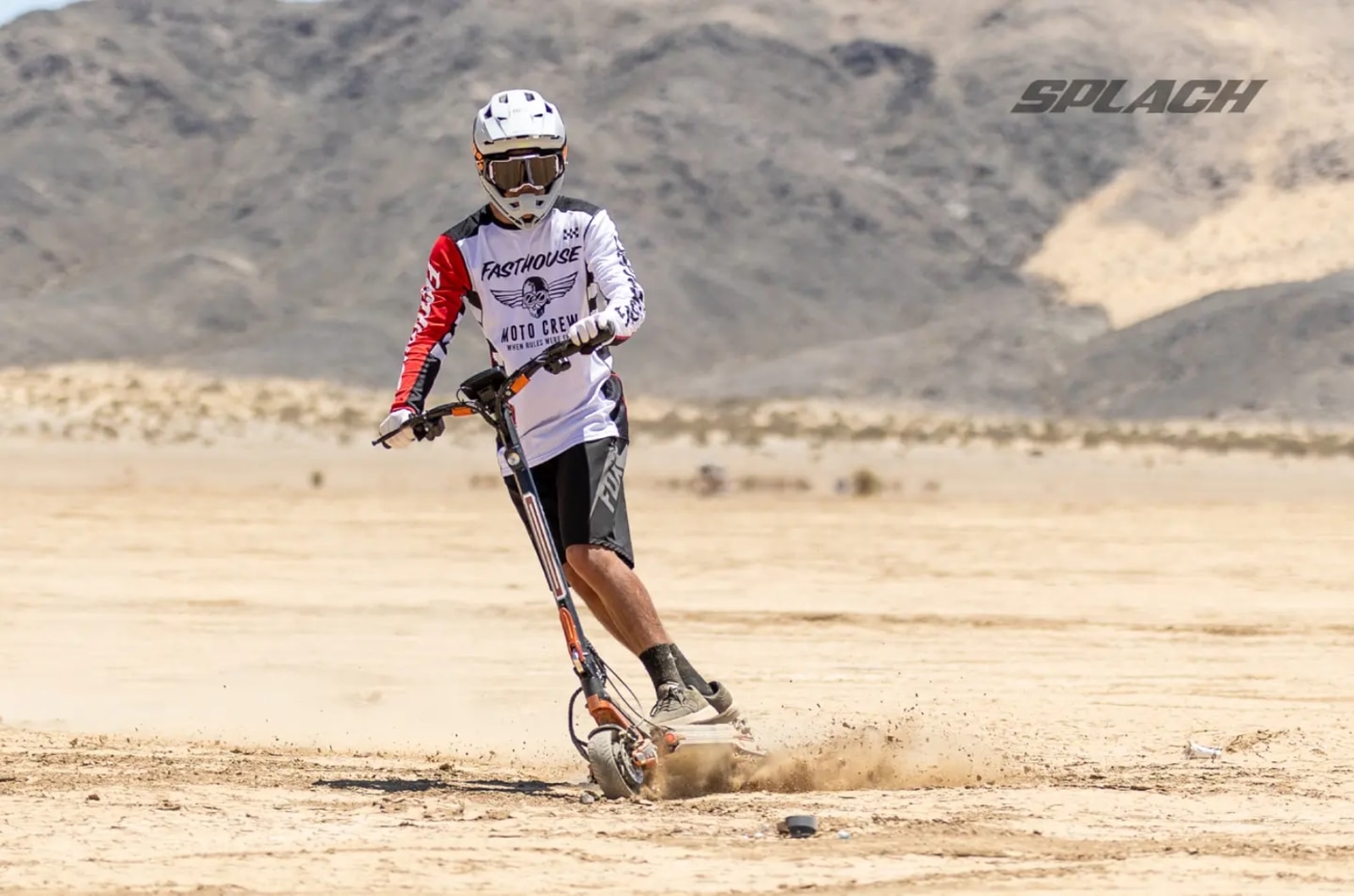 Hulajnoga elektryczna i przenośne źródło energii w jednym. Oto Splach M8