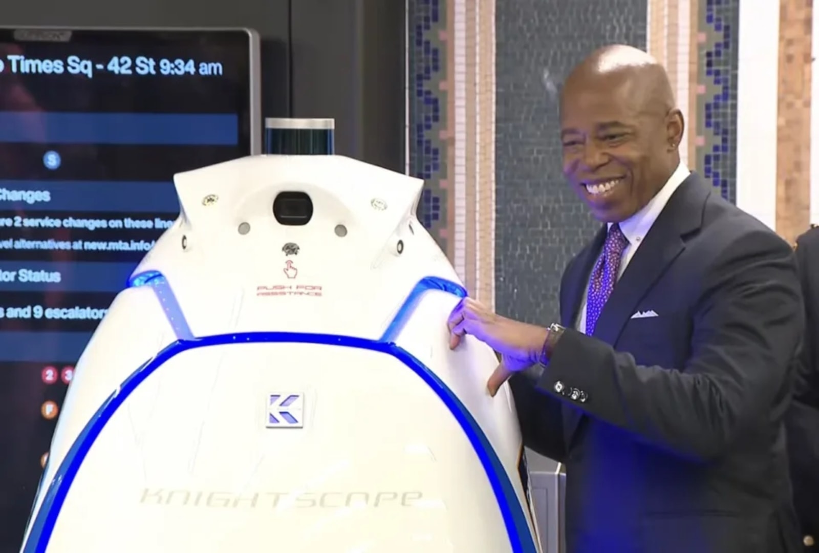 Koniec ze cwaniakowaniem. Policyjny robot będzie dbać o bezpieczeństwo w metrze