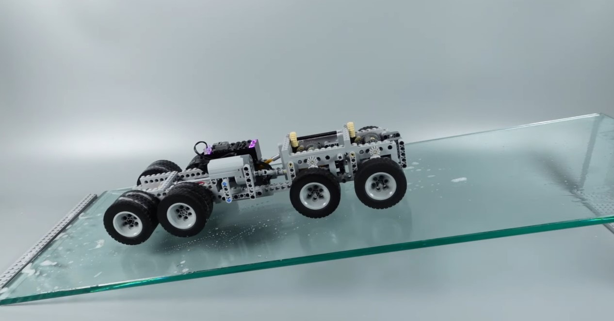 Jazda samochodem w zimie to nie przelewki. Świetny pokaz LEGO to udowadnia