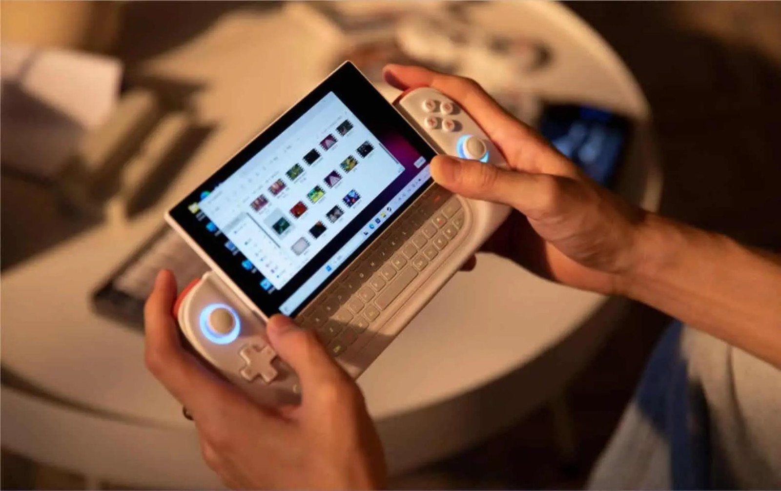 Oto wyjątkowy gamingowy handheld z klawiaturą. Czy tego właśnie potrzebują gracze?
