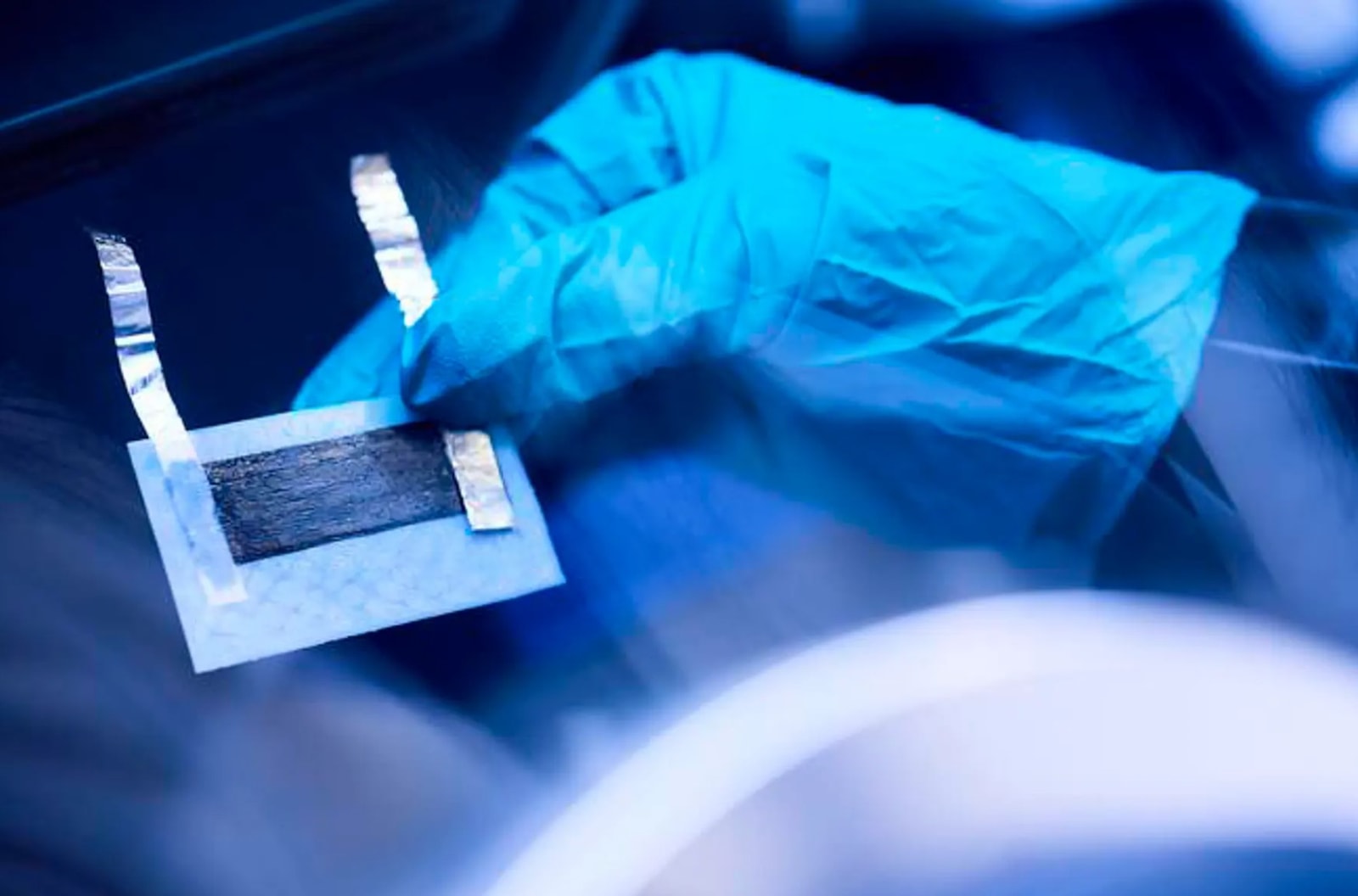 Akumulatorowa rewolucja na horyzoncie. Supercienkie smartfony i samochody onieśmielające zasięgiem