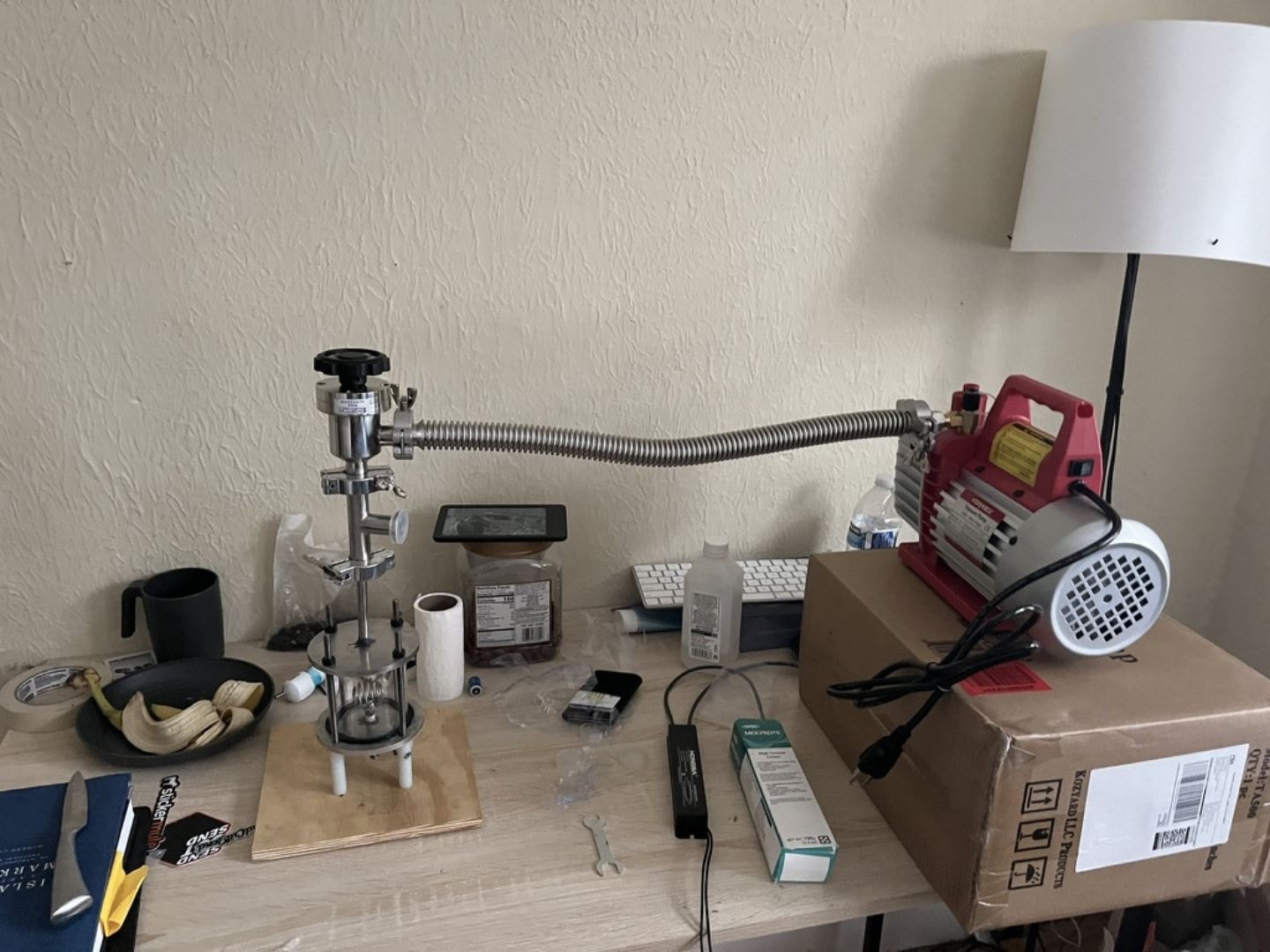 Zaszył się w swojej “piwnicy” na miesiąc i zamiast grać w gierki, stworzył idealne źródło prądu