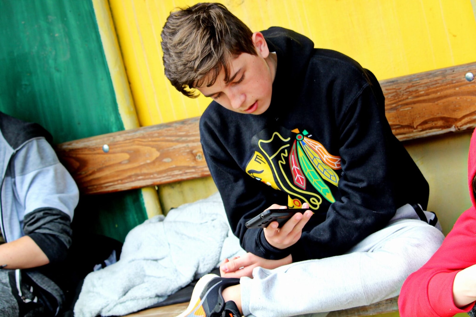 Cyfrowy detoks w szkołach. Smartfony znikną z korytarzy już we wrześniu?