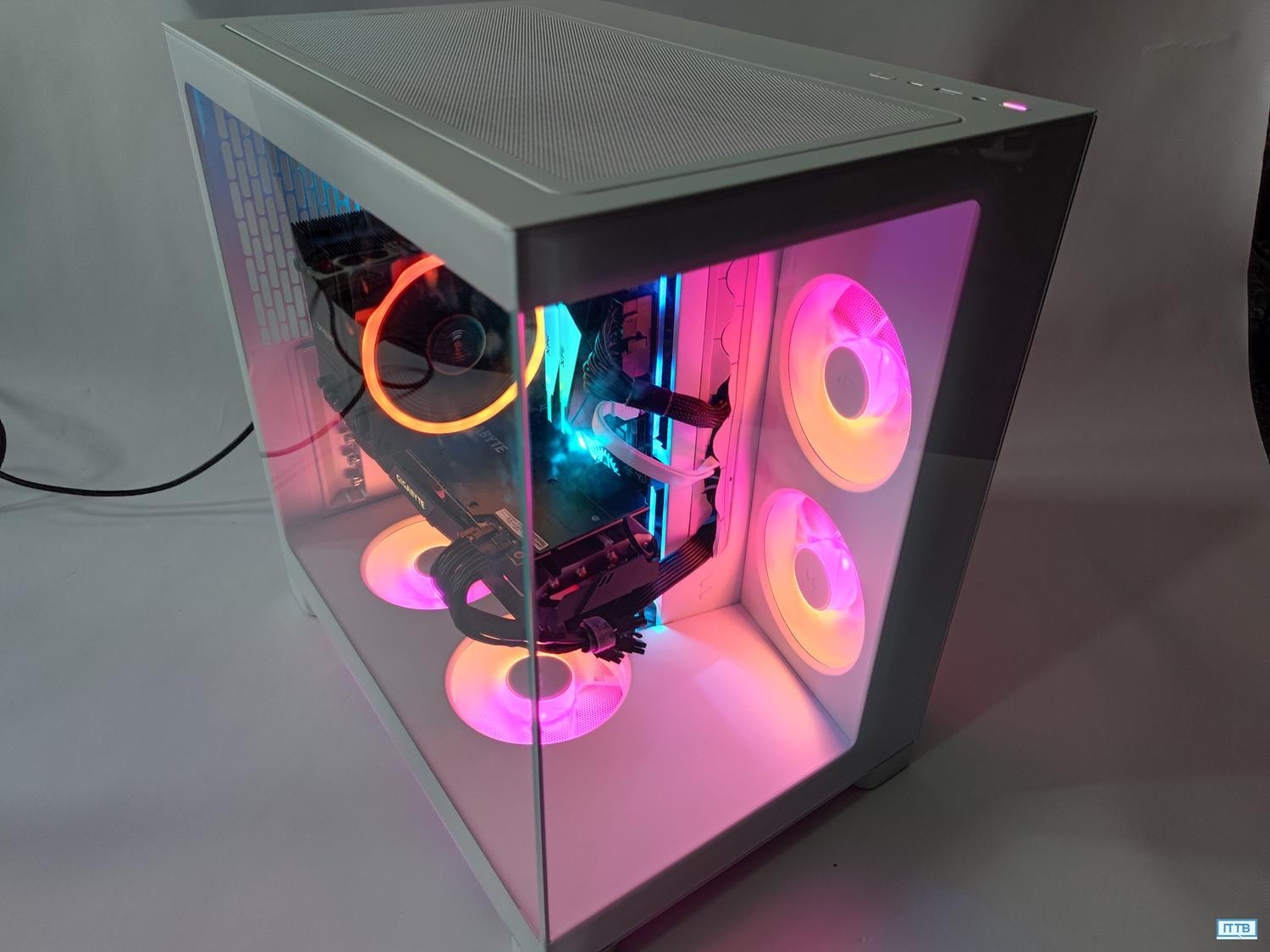Test obudowy Fractal Design Pop 2 Vision RGB White TG Clear Tint
